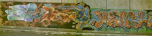 Una porzione del grande murales realizzato da un gruppo di giovani "graffitisti" sulla via Portuense, a Roma (gennaio/febbraio 1998)