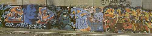Una porzione del grande murales realizzato da un gruppo di giovani "graffitisti" sulla via Portuense, a Roma (gennaio/febbraio 1998)