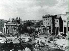 Foto delle demolizioni del 1929: a sinistra, dietro le impalcature, si vede la chiesa di San Nicola in Carcere