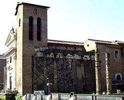 I resti del Tempio di Giano sul lato settentrionale della chiesa di San Nicola in Carcere