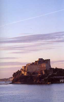 Il Castello Aragonese di Baia, costruito forse dove anticamente c'era la villa di Giulio Cesare