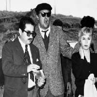 Flaiano con Federico Fellini e Giulietta Masina sul set di "Le notti di Cabiria"