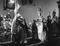 La sfilata di moda ecclesiastica nel film "Roma", 1972