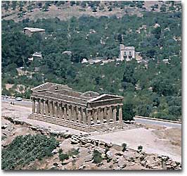 Valle dei Templi, il Tempio della Concordia (circa 460-440 a.C.) e, tra gli alberi, costruzioni moderne