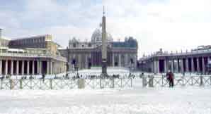 Piazza San Pietro a Roma sotto la neve