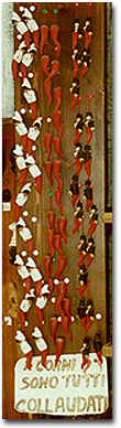 Amuleti - corni e gobbi - fotografati in un negozio di Napoli, in via di San Gregorio Armeno (estate 2001)