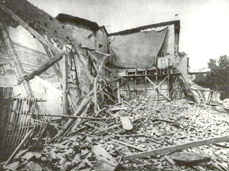 Il refettorio di S. Maria delle Grazie distrutto dal bombardamento del 1943: la parete in piedi, sul fondo, � quella del "Cenacolo"