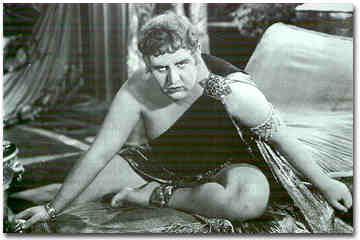 Charles Laughton  Nerone nel film "Il segno della croce", di C. de Mille (1932). L'attore  dichiar di essersi ispirato a Mussolini per caratterizzare l'imperatore