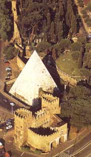 La Piramide Cestia dall'alto; in primo piano la Porta Ostiense, in alto le Mura aureliane