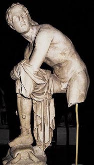 Hermes che si slaccia un sandalo, copia romana in marmo da un originale in bronzo di Lisippo, IV secolo a. C. (Paris, Musée du Louvre)