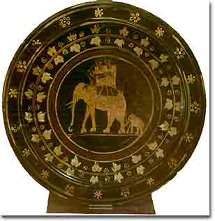 Piatto di ceramica campana con la rappresentazione di un elefante da guerra, da Capena, III secolo a.C. (Roma, Museo Nazionale Etrusco di Villa Giulia)