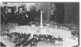 Albert Speer mostra a Goering (il secondo da destra) e ad alcuni ufficiali il modello della Colonna della Vittoria nel 1938