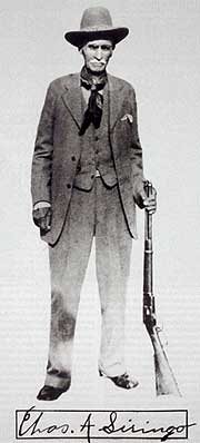 L'agente americano Charles Siringo tiene in mano il fucile con il quale fer� Billy the Kid