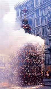Lo "scoppio del carro" davanti a Santa Maria del Fiore a Firenze