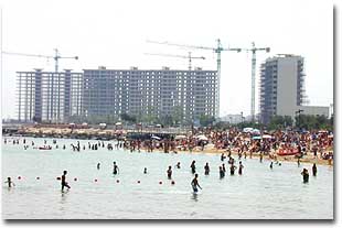 La spiaggia e il complesso di Punta Perotti a Bari