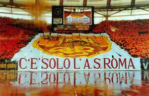 Coreografia dei tifosi della Roma allo Stadio Olimpico (curva sud)