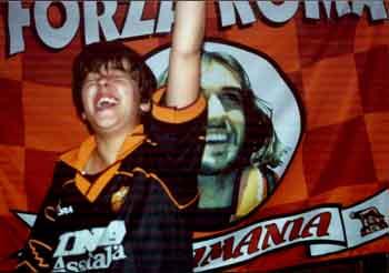Adriano festeggia il gol di Batistuta