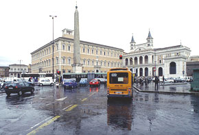 L'obelisco di San Giovanni nel traffico dei nostri giorni