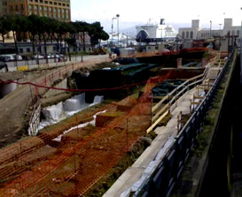 Lo scavo in Piazza Municipio. Sullo sfondo, la Stazione Marittima 