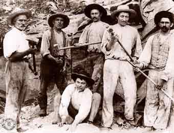 Austria, Hollhburgh - Gruppo di minatori ritratti con gli strumenti di lavoro
