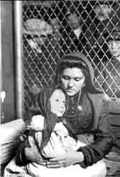 Lewis W. Hine, Hellis Island Madonna, 1905